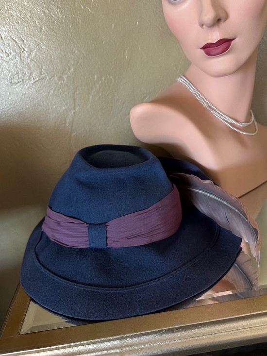 FASHIONABLE 1940s\' STEELE BLUE FELT FEDORA + PURPLE DRAPED BAND + CURVED FEATHER
